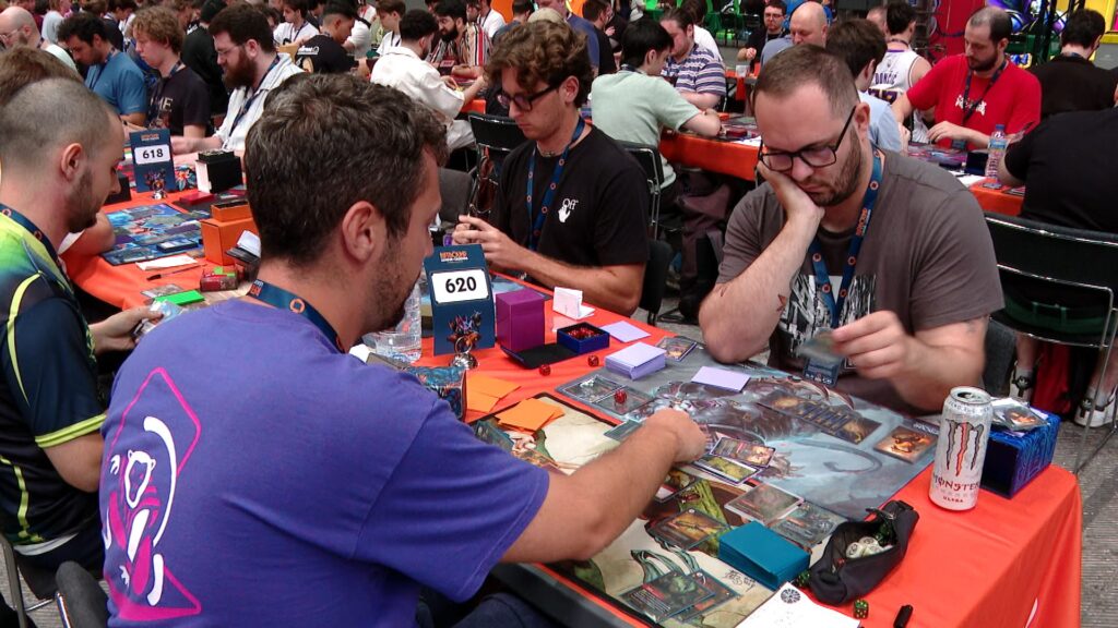 La febre de Riftbound, el joc de cartes de 'League of Legends', arriba a Barcelona | Fira de Barcelona, jocs, joves