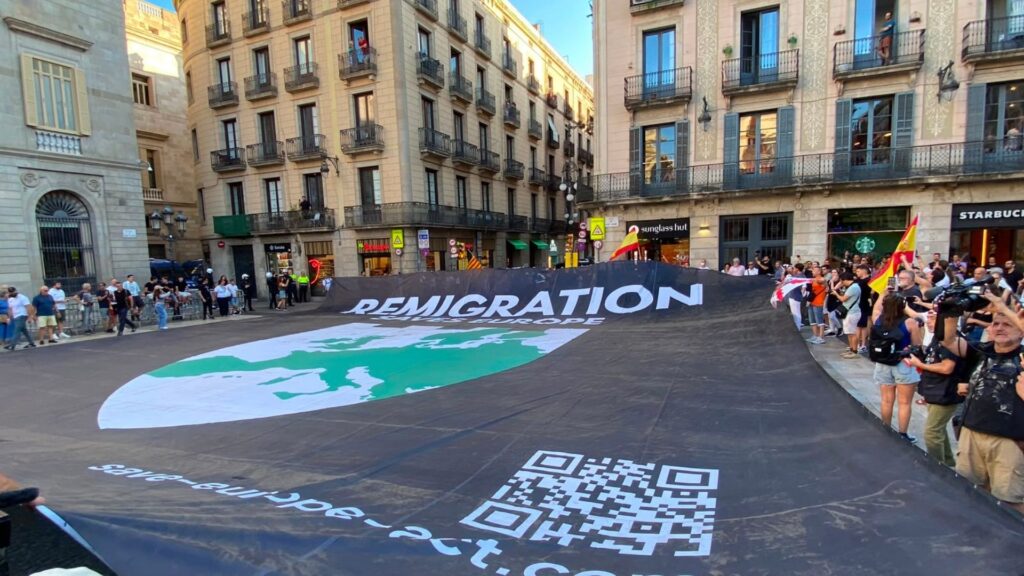 Centenars de persones a plaça de Sant Jaume eclipsen la concentració de Save Europe Act | aldarulls, antifeixisme, feixisme, Mossos d'Esquadra, protestes