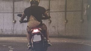 Atrapen un motorista “fitipaldi” que circulava a 100 km/h a la ronda del Guinardó