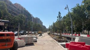 Comença la pavimentació dels carrils de sortida a la Meridiana: “El cotxe, ni l’agafem”