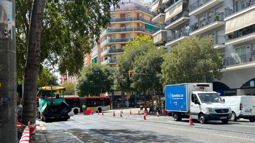 Comencen les obres de millora en la pavimentació del passeig de Maragall | obres