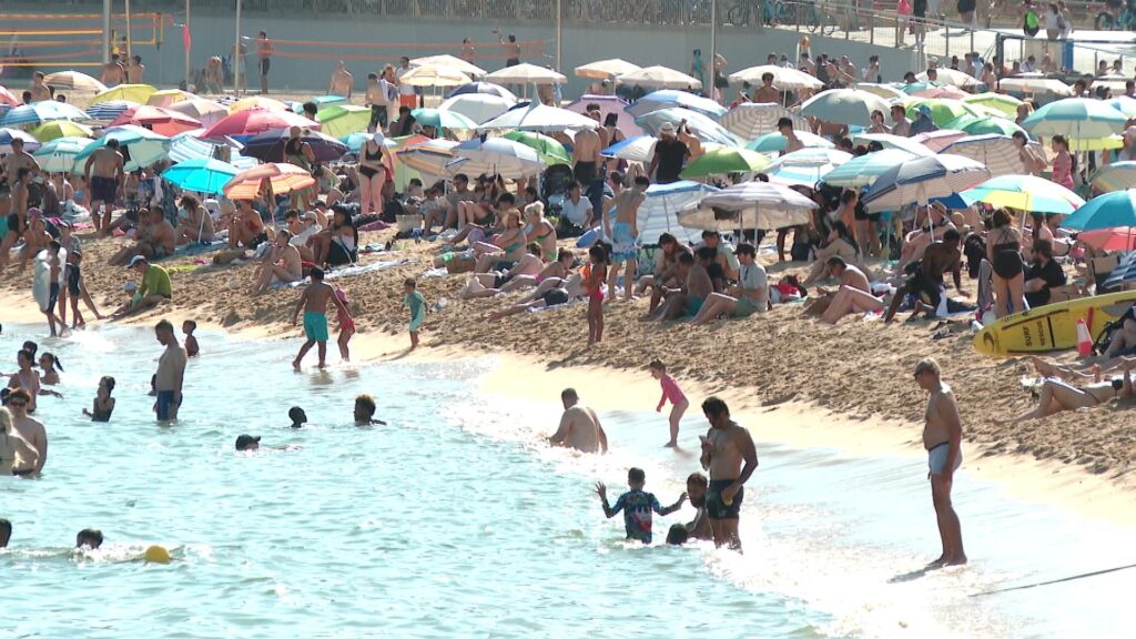 Caldo Mediterrani: l'aigua del mar supera els 30 ºC a la costa catalana i les Balears | canvi climàtic, mar Mediterrani, onada de calor
