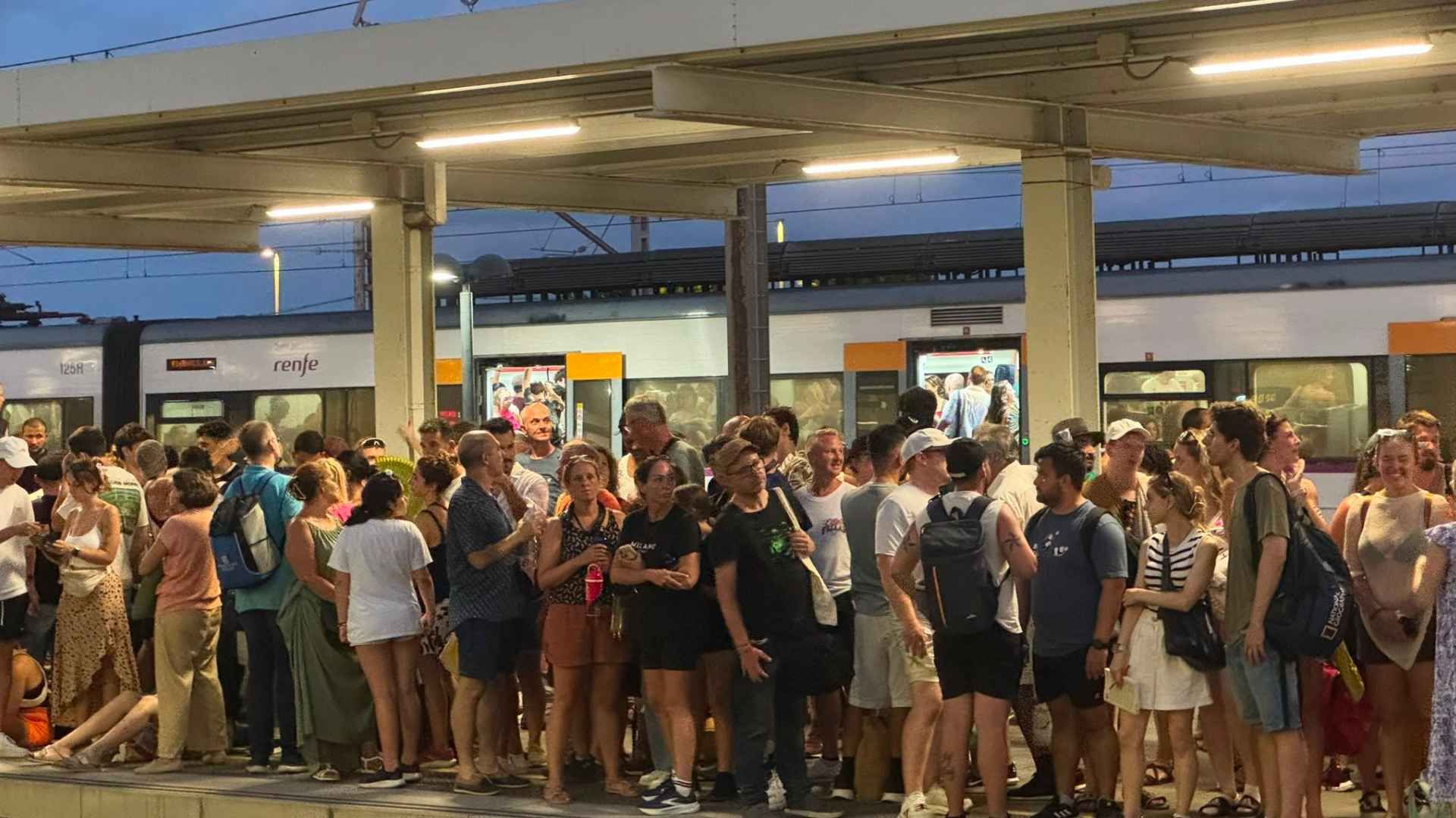 Renfe demana disculpes als passatgers: "No tenim més trens per posar més places" | eclipsi, Rodalies, tren