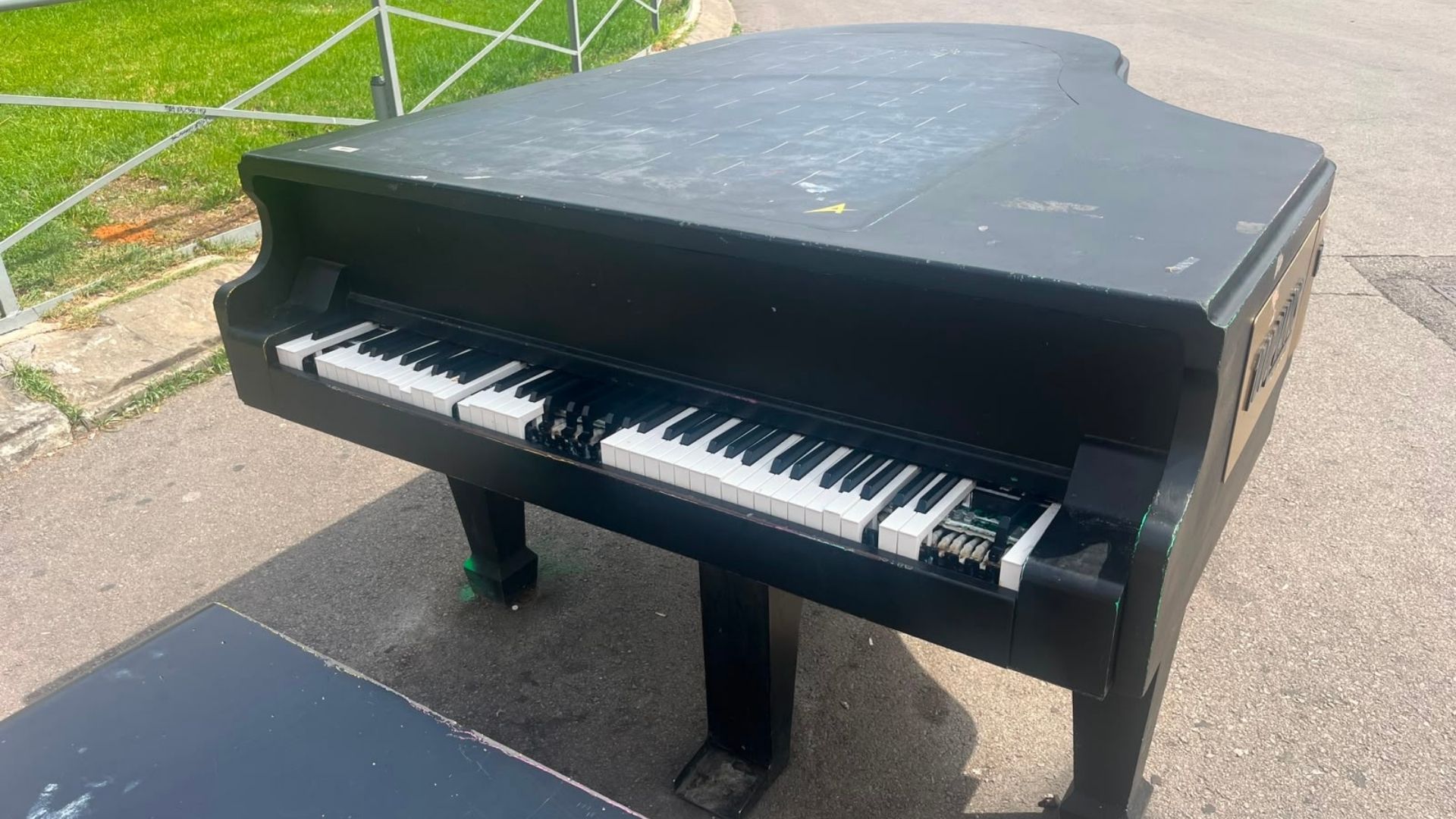 Vandalitzen el piano de cua de la plaça de Catalunya: hi han tirat àcid i n'han arrencat tecles | música clàssica, plaça de Catalunya, rehabilitació, vandalisme
