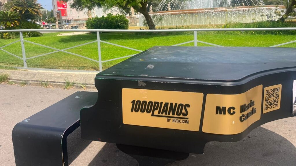 Vandalitzen el piano de cua de la plaça de Catalunya: hi han tirat àcid i n'han arrencat tecles | música clàssica, plaça de Catalunya, rehabilitació, vandalisme