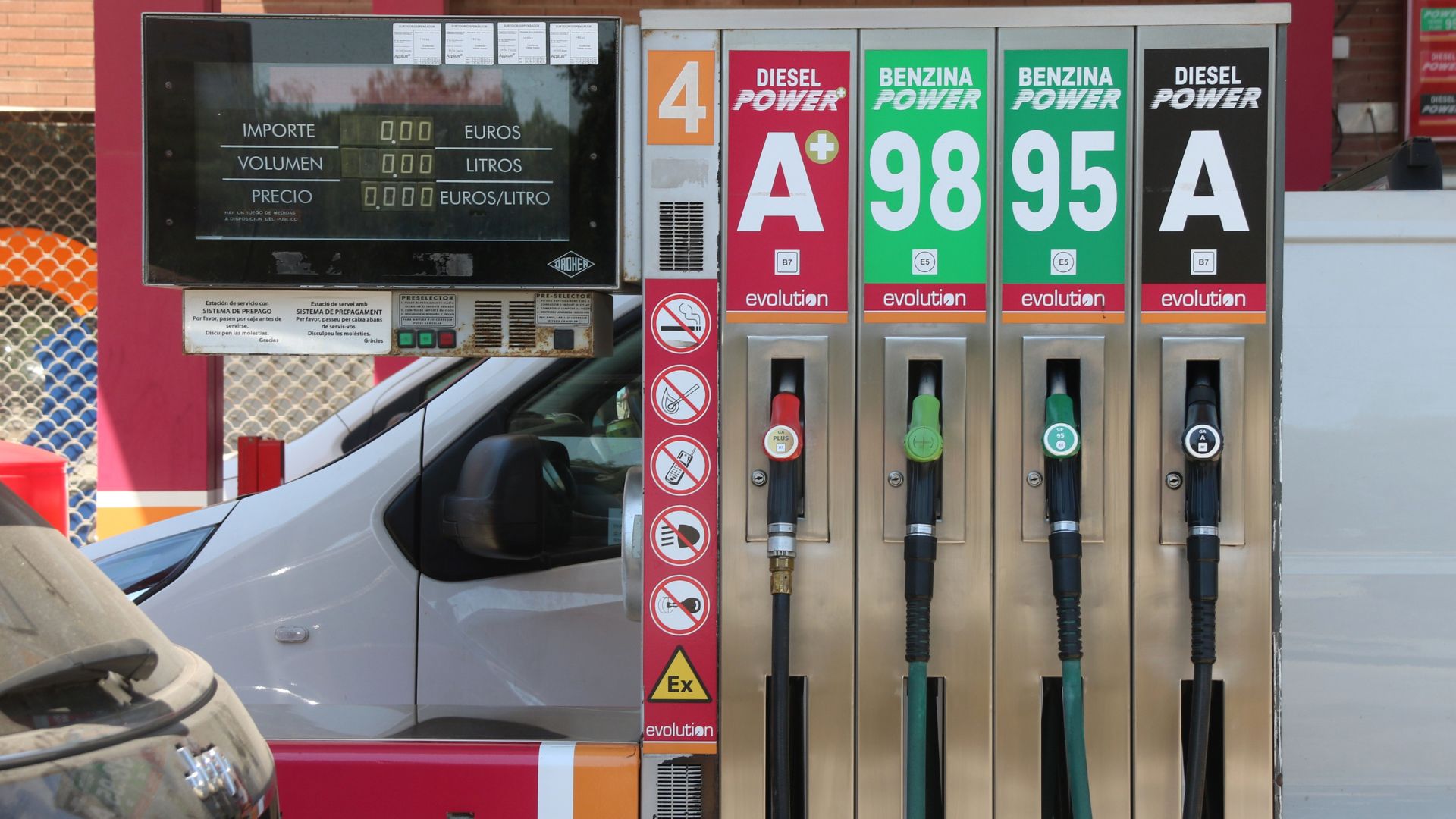 S'eleva la rebaixa al gasoil a 20 cèntims per litre per la pujada de la inflació | preus
