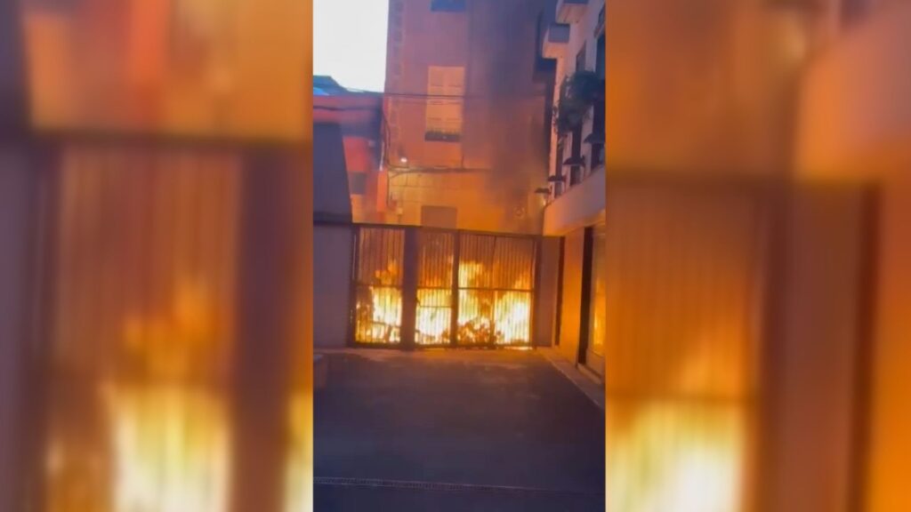 Veïns del Raval, desesperats amb els residus que s'acumulen al carrer: "Sembla una deixalleria" | Incendis, neteja, queixes veïnals