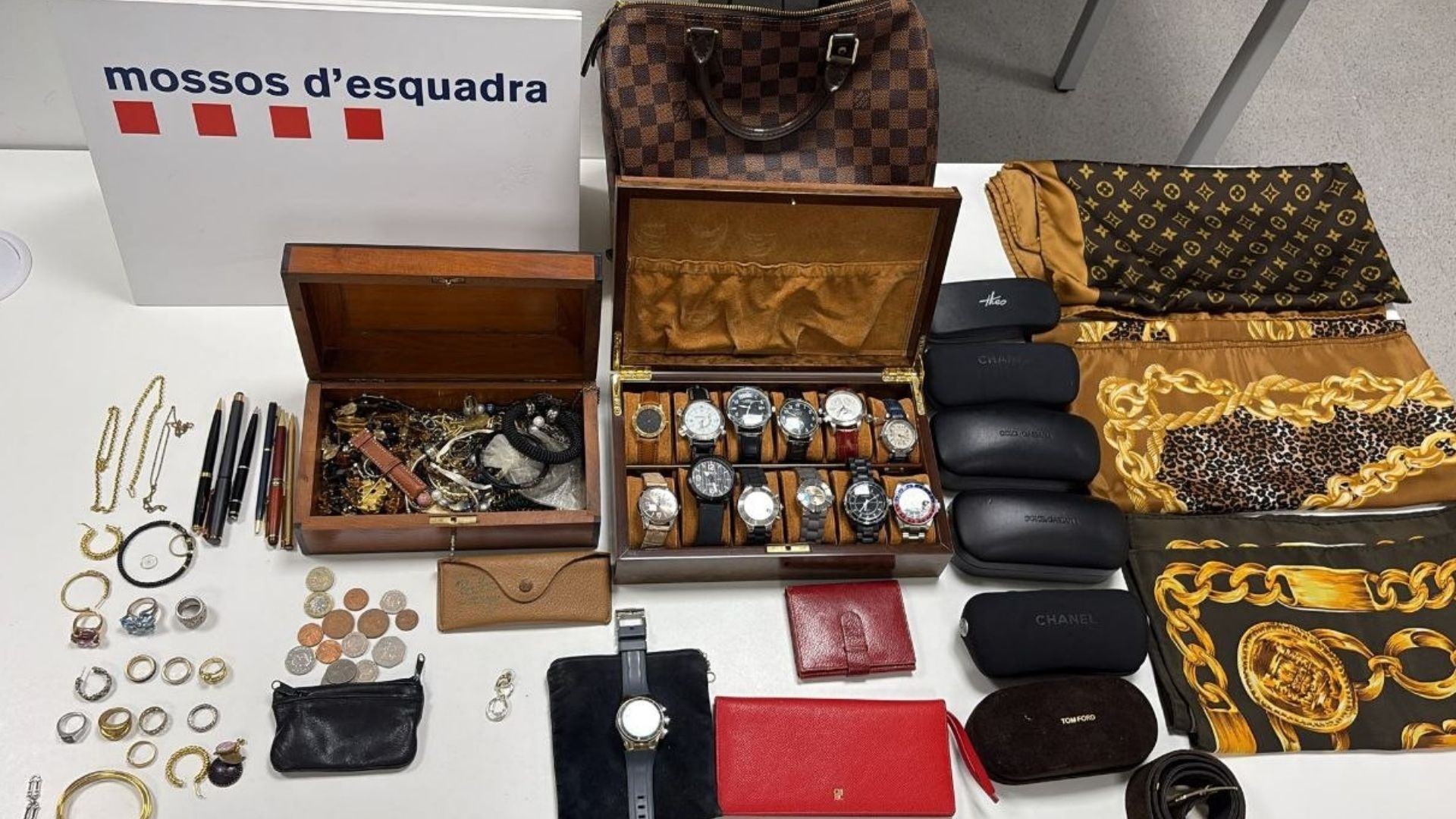 Els Mossos detenen "in fraganti" sis homes per robatoris amb força a diversos domicilis de Barcelona | delinqüència, estiu, Mossos d'Esquadra, robatoris