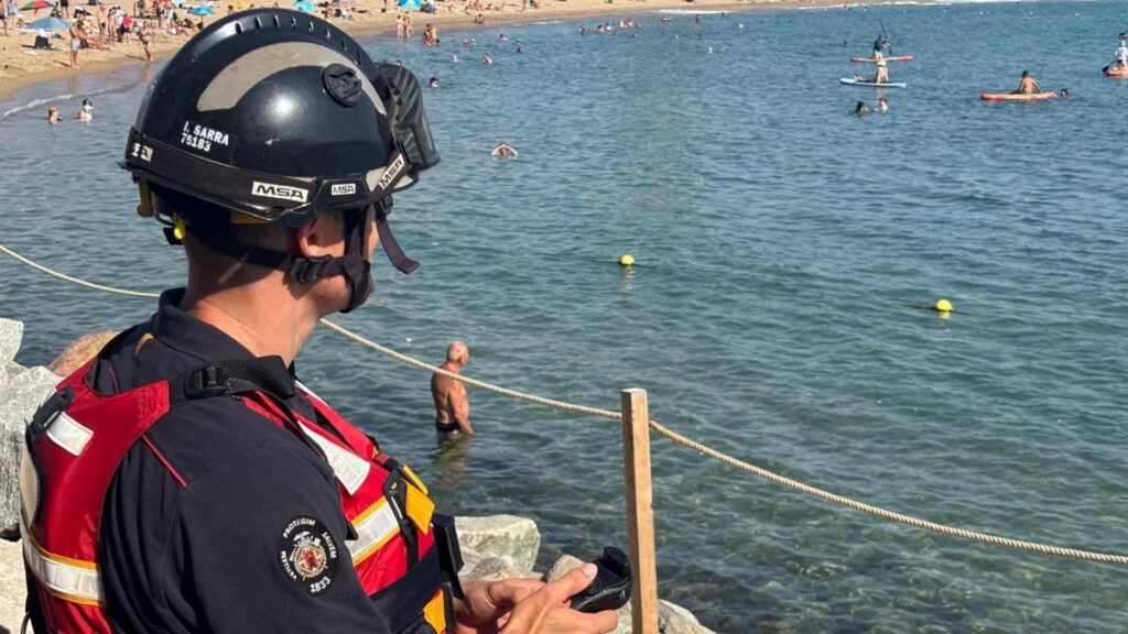 Sense entrar al mar i a distància: així són els salvavides dels Bombers utilitzats en vuit rescats | Accidents, Bombers de Barcelona, mar