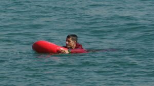 Sense entrar al mar i a distància: així són els salvavides dels Bombers utilitzats en vuit rescats