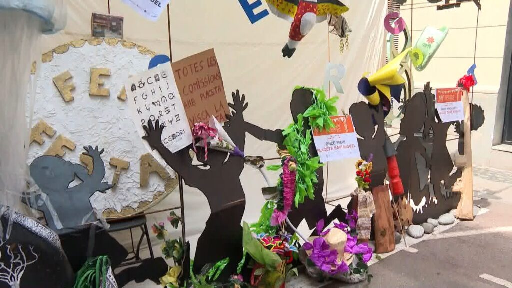 Els carrers de Gràcia se solidaritzen amb la placeta de Sant Miquel per les crítiques del veïnat | cultura popular, Festa Major de Gràcia, queixes veïnals