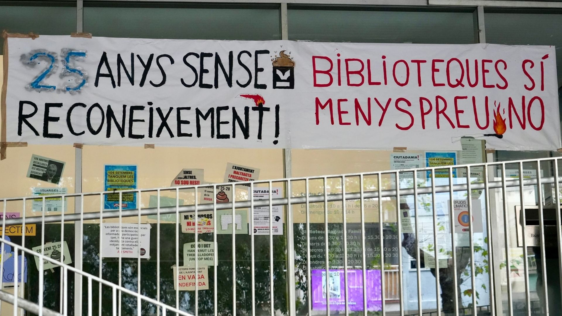 Els treballadors de biblioteques en vaga estudien un nou calendari d'accions davant del "bloqueig" | biblioteques, protesta laboral, sindicats, vaga