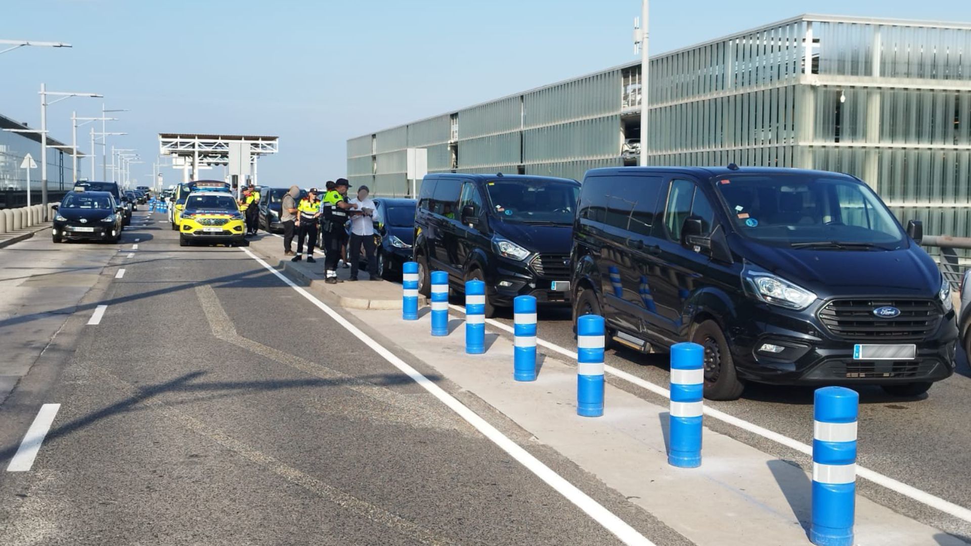 Els Mossos immobilitzen a l'aeroport vuit vehicles que circulaven sense llicència o permís