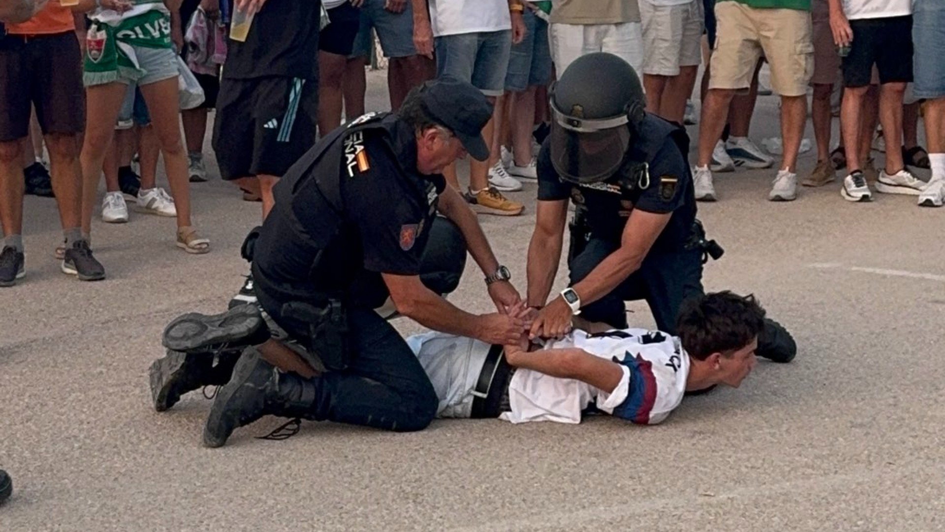 Policies detenen aficionat del Barça a Elx