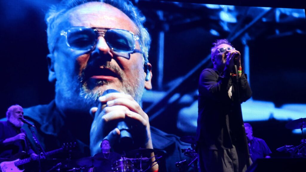 Declaració d'amor escrita al cel: així s'acomiada Love of Lesbian de Barcelona | concerts, festes de la Mercè, música en directe