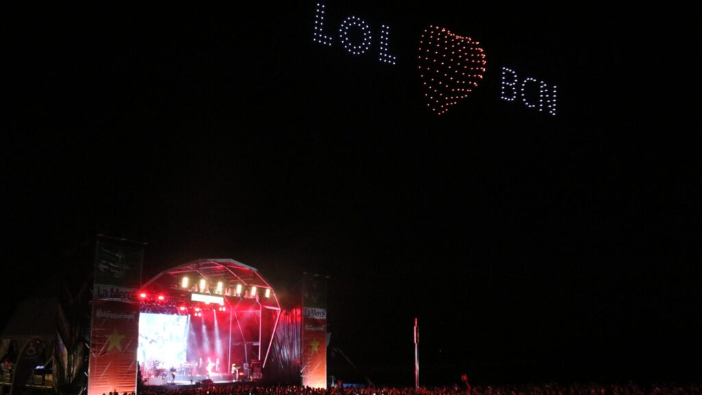 Declaració d'amor escrita al cel: així s'acomiada Love of Lesbian de Barcelona | concerts, festes de la Mercè, música en directe