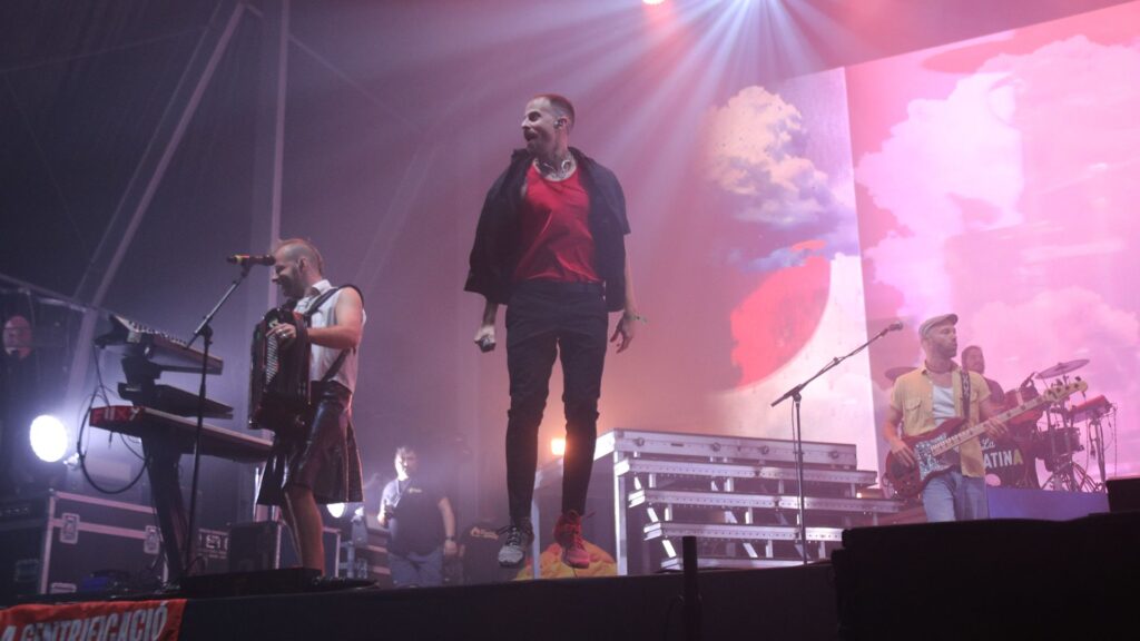 Declaració d'amor escrita al cel: així s'acomiada Love of Lesbian de Barcelona | concerts, festes de la Mercè, música en directe