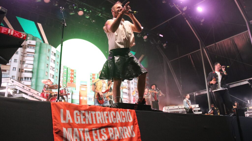 Declaració d'amor escrita al cel: així s'acomiada Love of Lesbian de Barcelona | concerts, festes de la Mercè, música en directe