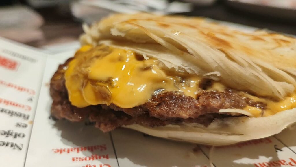 La smash burguer del Mómo amb pa xinés cruixent