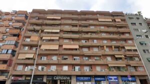 En estat crític un home després d’apunyalar tres persones en un pis i llançar-se d’un quart pis