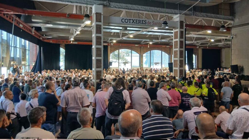 Ampli seguiment de la vaga parcial d'autobusos: parades plenes i usuaris resignats | autobús, TMB, vaga d'autobusos