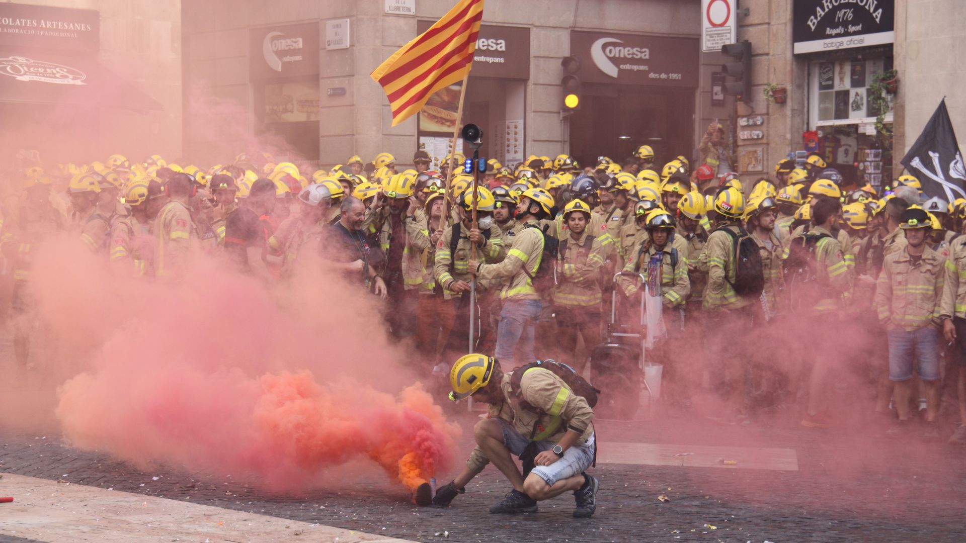 Bombers de la Generalitat es manifesten per exigir millors condicions laborals | Bombers de la Generalitat, CGT, concentracions, manifestacions a Barcelona, plaça de Sant Jaume