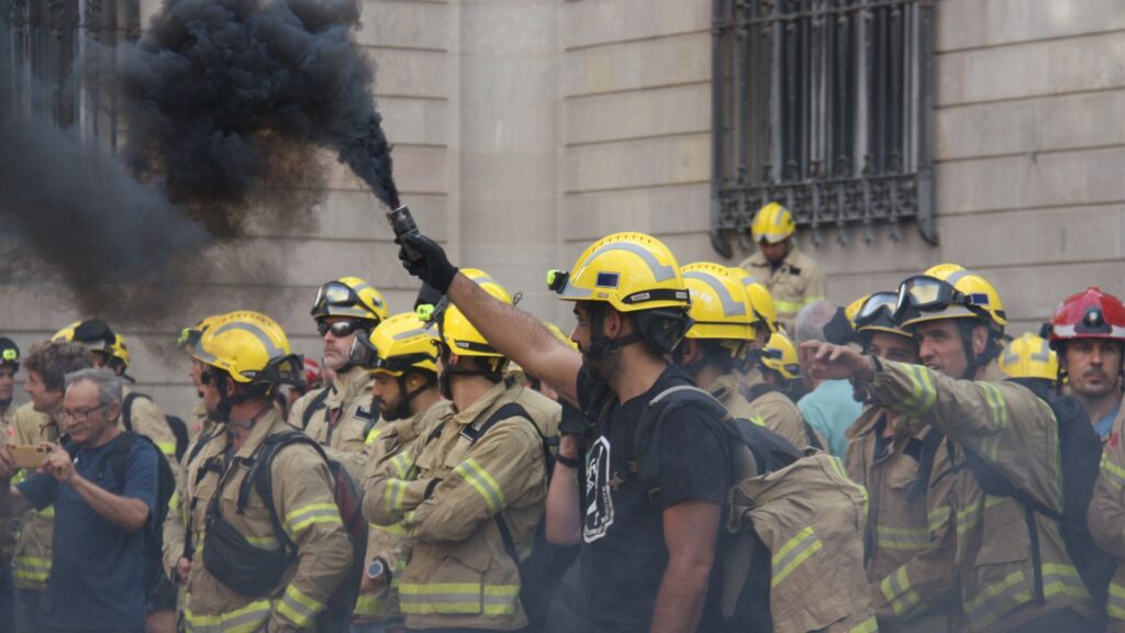 Bombers de la Generalitat es manifesten per exigir millors condicions laborals | Bombers de la Generalitat, CGT, concentracions, manifestacions a Barcelona, plaça de Sant Jaume