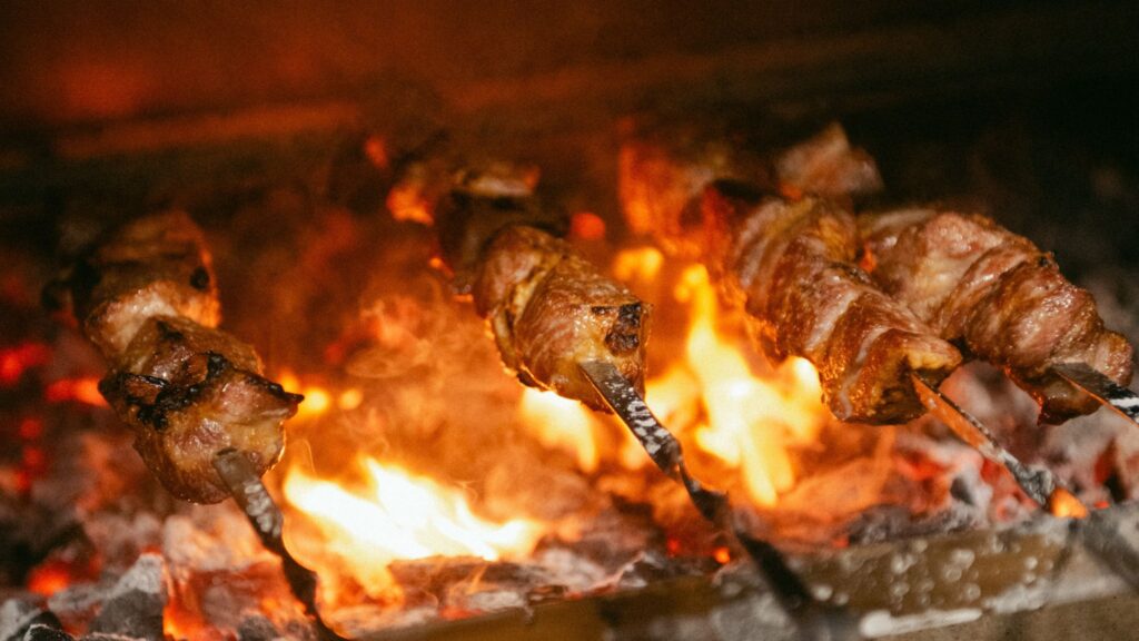 L'antic Bulevard Rosa, reconvertit en un restaurant georgià gegantí "de cuina de la iaia" | cuina, immigració, restaurants
