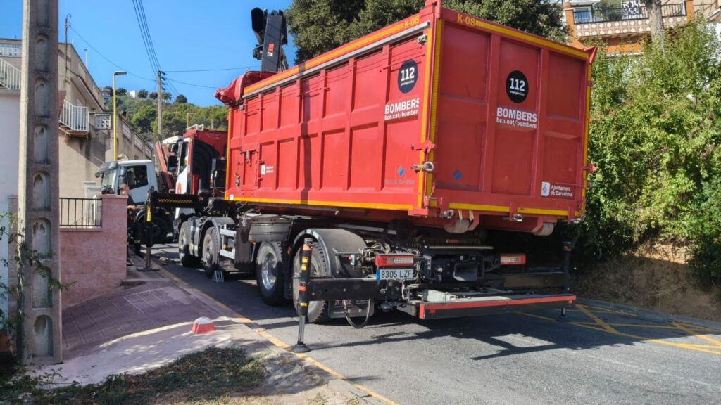 Un camió col·lapsa el trànsit de Torre Baró durant vuit hores després d'encallar-se amb una casa | Accidents, Bombers de Barcelona