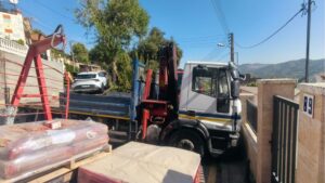 Un camió col·lapsa el trànsit de Torre Baró durant vuit hores després d’encallar-se amb una casa