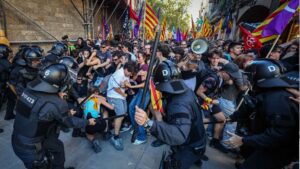 Tres detinguts i set investigats en els aldarulls al Fossar de les Moreres