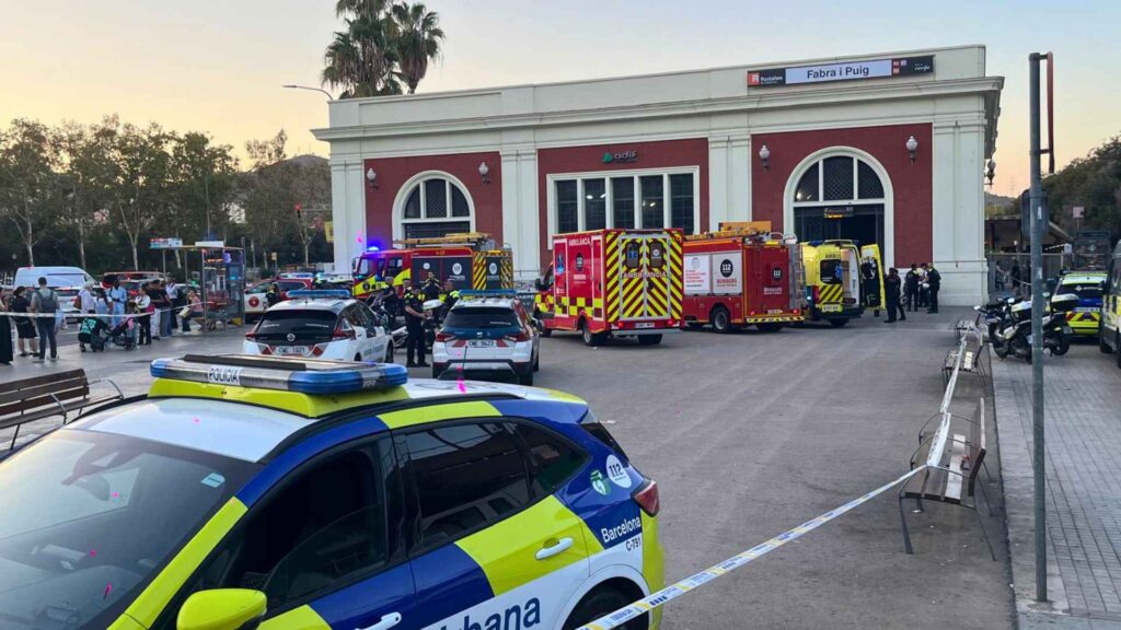 Tres ferits lleus per la caiguda d'una part del sostre de l'estació de Fabra i Puig de Rodalies | Bombers de Barcelona, Guàrdia Urbana, Rodalies