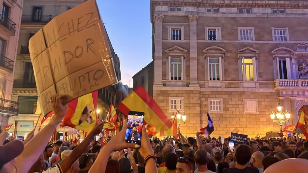 La tensió per Ceuta arriba a Barcelona: dues protestes contràries es troben a un Sant Jaume blindat | immigració, manifestacions a Barcelona, plaça de Sant Jaume