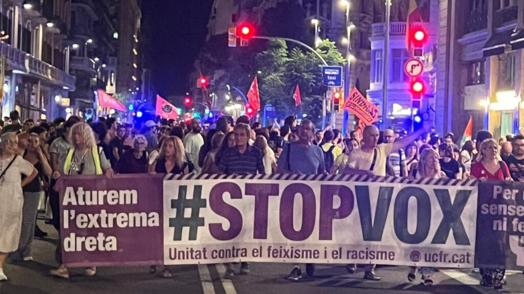 La tensió per Ceuta arriba a Barcelona: dues protestes contràries es troben a un Sant Jaume blindat | immigració, manifestacions a Barcelona, plaça de Sant Jaume