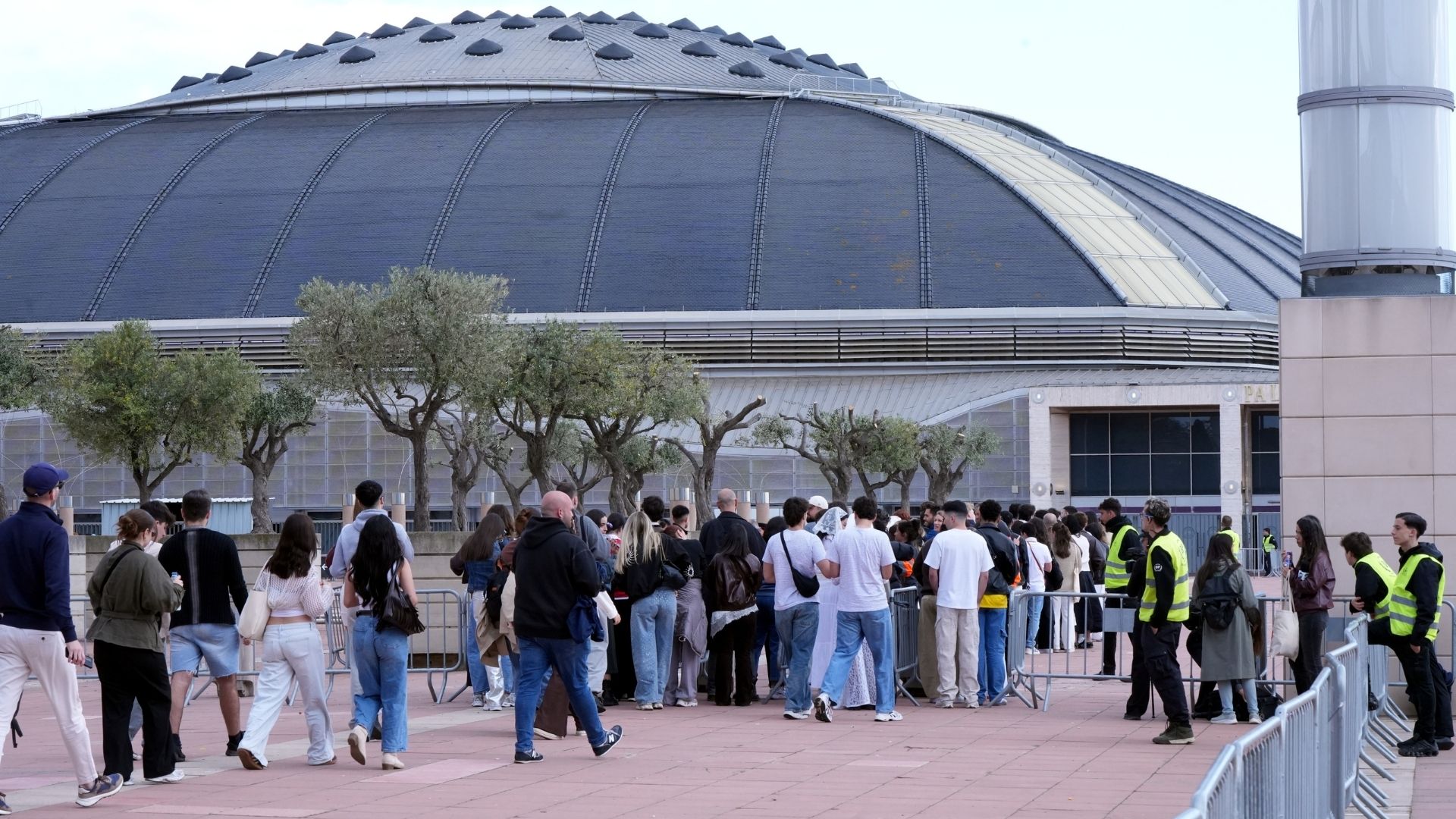 Públic que entra al concert de Rosalia a l'Estadi Olímpic