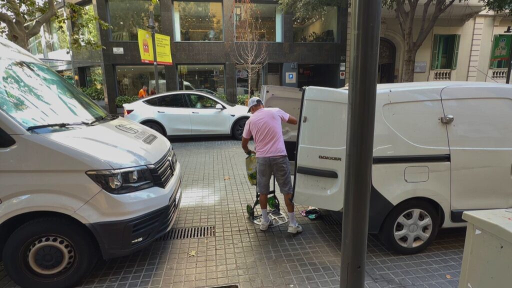 Sis denúncies al dia a vehicles de càrrega i descàrrega a l'eix verd de Consell de Cent | Barris, queixes veïnals, superilles, trànsit