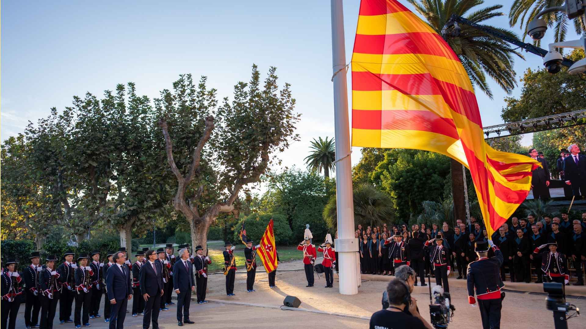 El Parlament hissa per segon any seguit la senyera com a tret de sortida a la Diada | Diada Nacional de Catalunya, Jaume Collboni, Josep Rull, Parlament de Catalunya, Salvador Illa