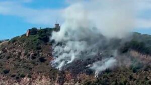 Incendi a la muntanya de Montjuïc: el foc ha obligat a evacuar el castell i els entorns