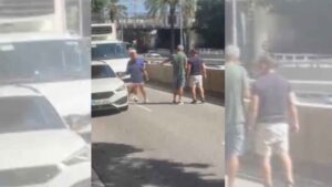 Una baralla entre dos conductors a la via Favència acaba amb un ferit per arma blanca