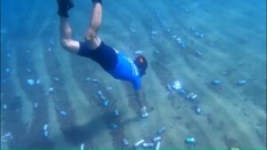 El fons marí de la Barceloneta, ple de llaunes: un banyista n’alerta la Guàrdia Urbana | VÍDEO