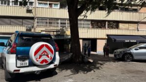 Detinguda la mare del nadó trobat mort en una bossa en un edifici de la Mina