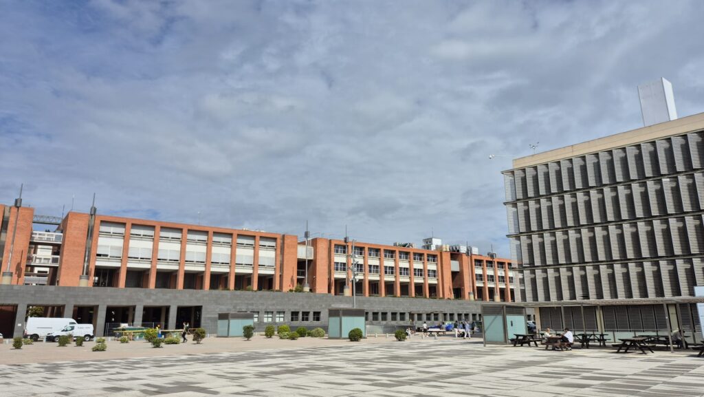 El árbol para cuadrados duros: el UPC prueba dos pérgolas retráctiles para generar sombra y energía solar | Calefacción, parques y jardines, universidades