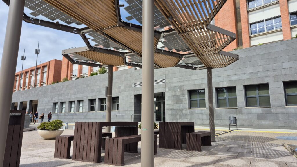 El árbol para cuadrados duros: el UPC prueba dos pérgolas retráctiles para generar sombra y energía solar | Calefacción, parques y jardines, universidades