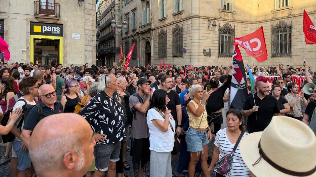 La tensió per Ceuta arriba a Barcelona: dues protestes contràries es troben a un Sant Jaume blindat | immigració, manifestacions a Barcelona, plaça de Sant Jaume