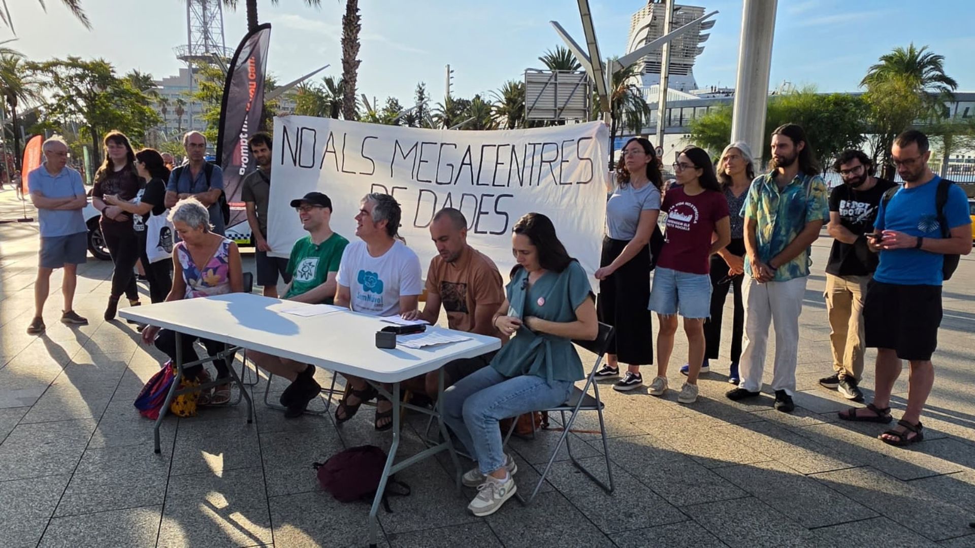 Protesta contra els megacentres de dades a les portes de l'AI Summit Barcelona