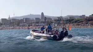 Rescaten una dona que no podia sortir de l’aigua mentre feia windsurf a la costa de Barcelona