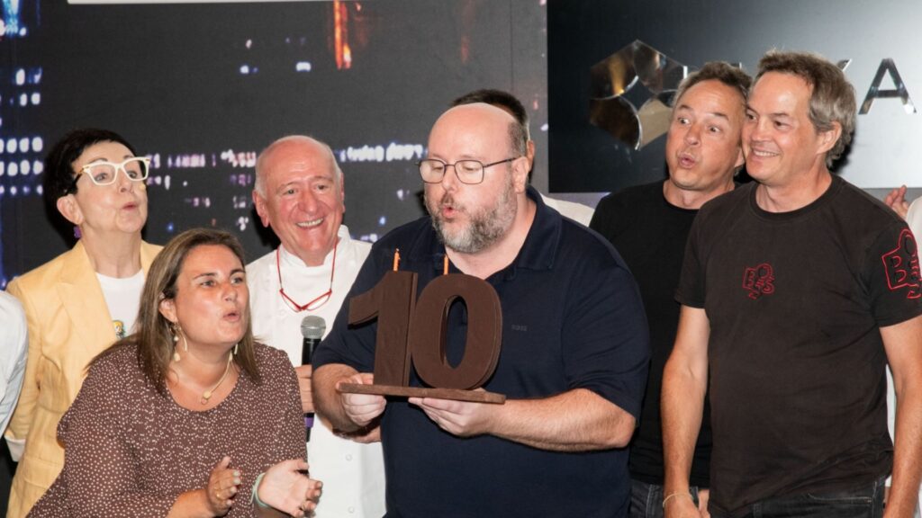 Roger Ribó bufa les espelmes pels 10 anys de Foodie Culture Barcelona
