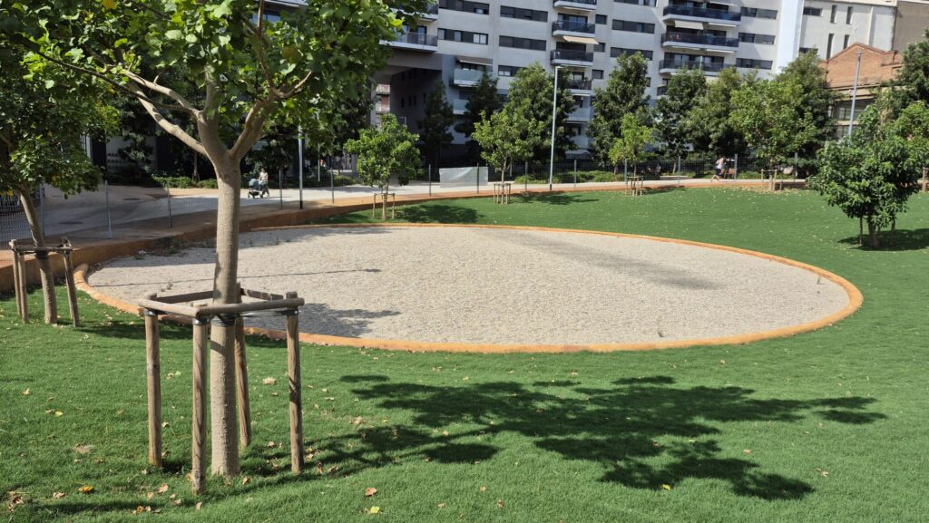 Barcelona triplica els espais que absorbeixen l'aigua de pluja i ja suma 17 hectàrees | aigua, calor, pluges, temperatura