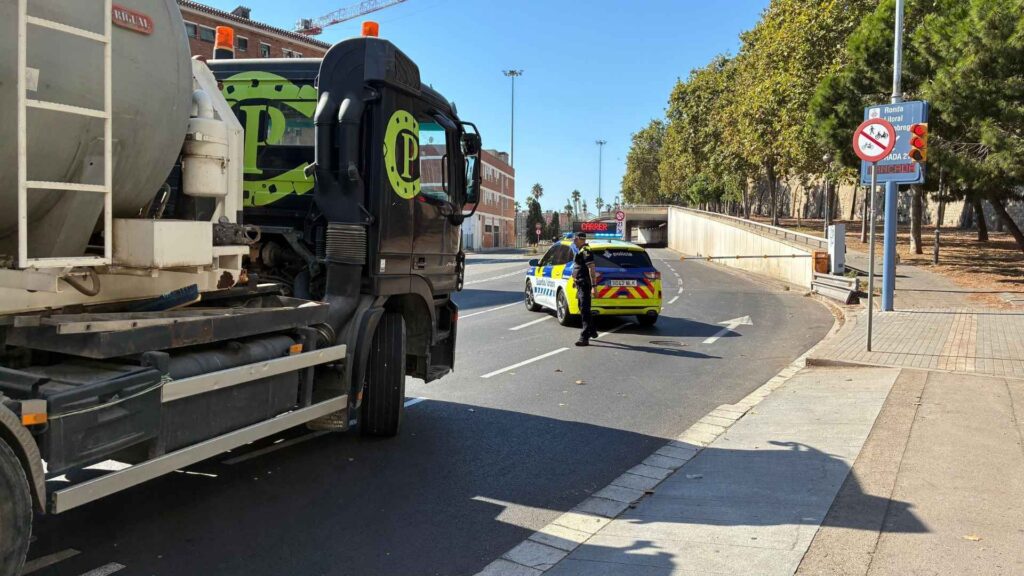 Guàrdia Urbana talla trànsit ronda del Litoral