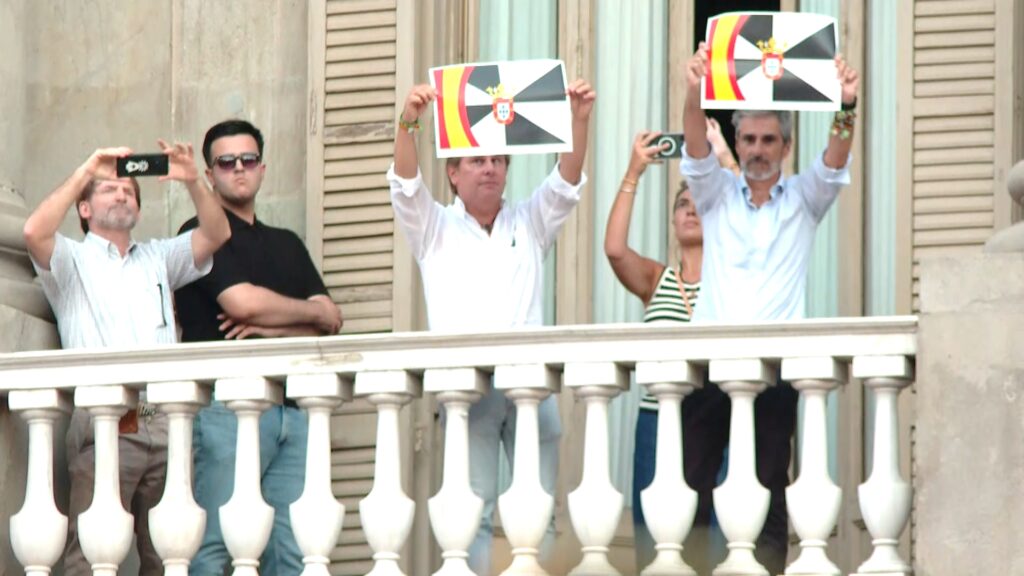 La tensió per Ceuta arriba a Barcelona: dues protestes contràries es troben a un Sant Jaume blindat | immigració, manifestacions a Barcelona, plaça de Sant Jaume